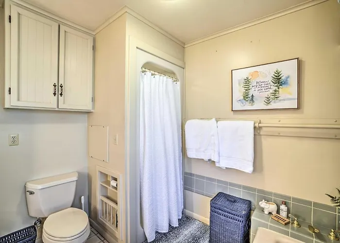 Bike, Hike & Unwind: Tranquil Getaway! Holiday home