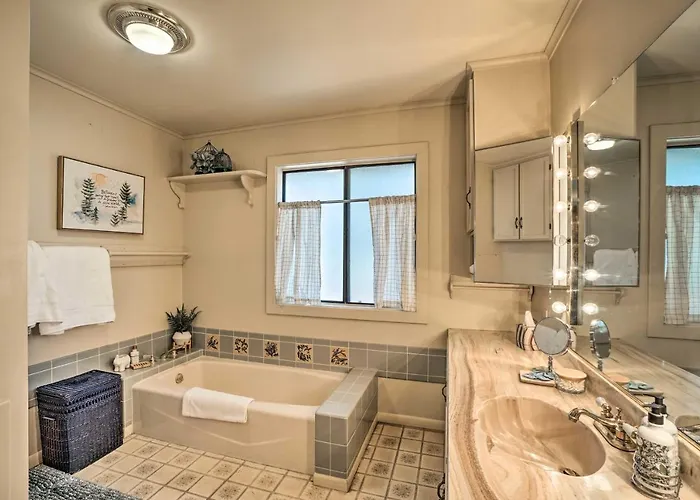 Bike, Hike & Unwind: Tranquil Getaway! Holiday home *