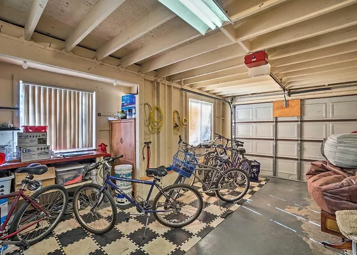 Bike, Hike & Unwind: Tranquil Getaway! Holiday home